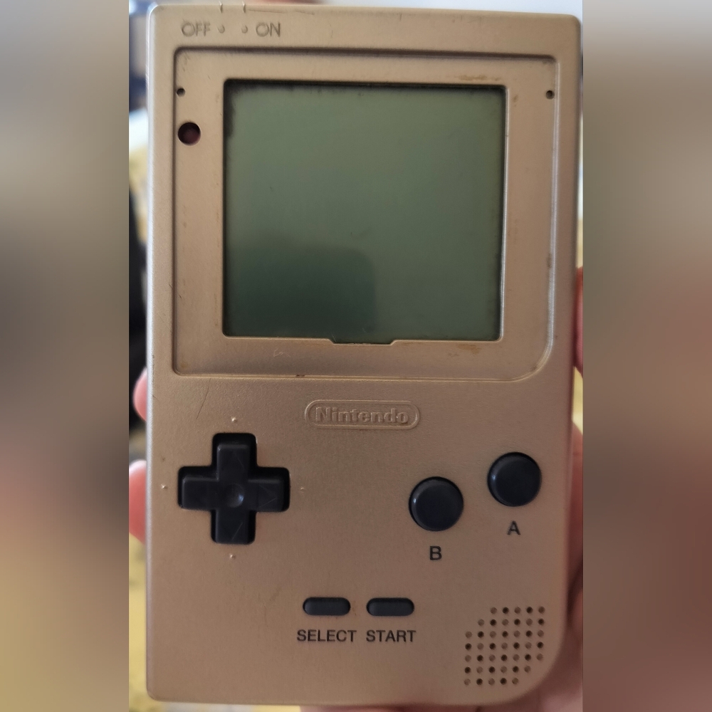 Nintendo Game Boy Pocket Gold MGB-001 With Donkey Kong Land & Tetris.